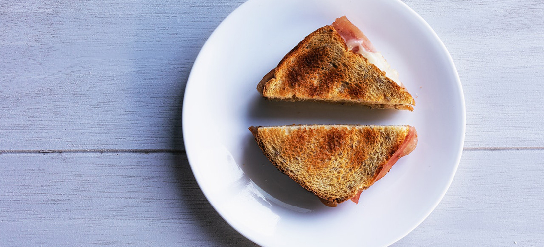 Ostesmørbrød med karamellisert løk og julesmak